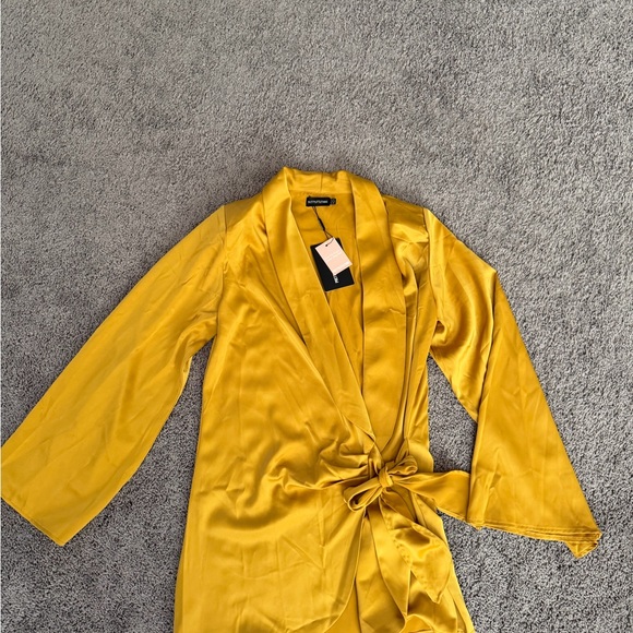 PrettyLittleThing Mustard Satin Robe - Picture 2 of 3